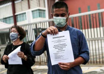 Wakil penduduk Kampung Jenjarom menunjukkan memorandum yang dihantar kepada Majlis Perbandaran Kuala Langat bagi membantah pembukaan kilang bateri di kampung itu.