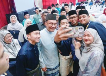 AURA Anwar Ibrahim dengan imej keterbukaan, kebebasan dan kecemerlangan universiti amat disenangi oleh golongan mahasiswa. – UTUSAN/AFIQ RAZALI