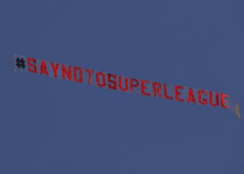 PESAWAT ringan yang membawa kain rentang '#SayNoToSuperLeague melewati Elland Road, Leeds ketika perlawanan Liga Perdana Inggeris sedang berlangsung di antara Liverpool menentang Leeds United semalam. - AFP