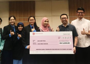 CHANG Lih Kang (tiga dari kanan) menyampaikan replika cek RM5,000 kepada Khairulniza Khairuddin pada Majlis Penyerahan Insentif Galakan MOSTI kepada SMK Seri Teja di Ipoh semalam. - UTUSAN/LIYANA RAMLI