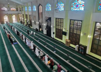 KERAJAAN negeri membenarkan solat Jumaat di masjid dan surau mengikut kapasiti berbanding hanya 45 jemaah sebelum ini di Melaka. -UTUSAN/ DIYANATUL ATIQAH ZAKARYA