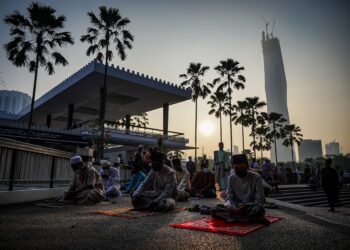 SEBAHAGIAN warga kota yang hadir seawal pukul 7 pagi bagi menunaikan solat Hari Raya Aidilfitri di pekarangan Masjid Negara . - UTUSAN/AMIR KHALID