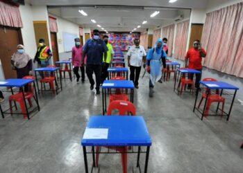 KERJA-kerja sanitasi dilakukan di dewan peperiksaan sebagai langkah berjaga-jaga penularan Covid-19 bagi pelajar yang akan mengambil peperiksaan SPM di SMK Kota Masai, Taman Kota Masai, Johor. -UTUSAN/RAJA JAAFAR ALI