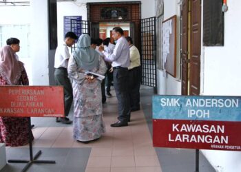 PARA pelajar memasuki dewan untuk menduduki peperiksaan SPM di SMK Anderson Ipoh hari ini. - UTUSAN/MUHAMAD NAZREEN SYAH MUSTHAFA