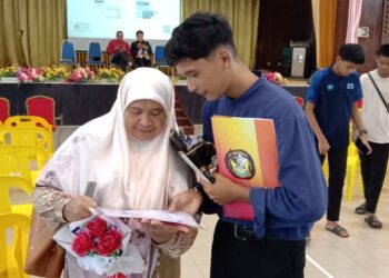 AHMAD Thaqif Ahmad Daud bersama ibunya, Amnah Omar, 56, selepas mengambil keputusan SPM 2022 di Sekolah Menengah Raja Dr. Nazrin Shah, Kampung Gajah, hari ini. - UTUSAN