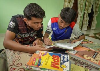 PASANGAN kembar, Husain (kiri) dan Hasan Mohd. Sidik melakukan latih tubi mengulang kaji bagi persiapan
menduduki Sijil Pelajaran Malaysia (SPM) di Taman Impian Ehsan, Selangor semalam. – UTUSAN/FARIZ
RUSADIO