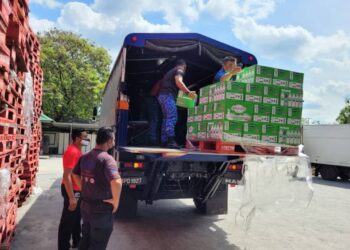 Spritzer mengedarkan air mineral menerusi Angkatan Pertahanan Awam Malaysia (APM) dan Persatuan Bulan Sabit Merah Malaysia ke pusat-pusat pemindahan banjir terpilih di seluruh negara.