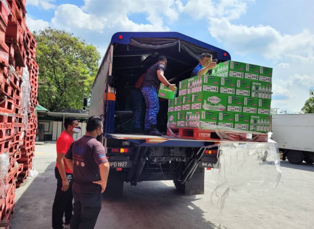 Spritzer edar air minuman kepada mangsa-mangsa banjir - Utusan Digital