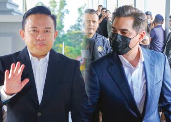 WAN Saiful Wan Jan (kiri) dan Adam Radlan Adam Muhammad yang berdepan dakwaan meminta dan menerima suapan wang melibatkan projek Jana Wibawa tiba di Mahkamah Sesyen Kuala Lumpur, semalam. – UTUSAN/SADDAM YUSOFF