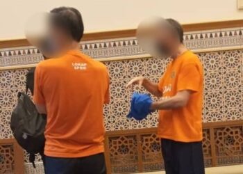 COO dan dan perunding syarikat pembinaan warga UK ditahan reman SPRM di Mahkamah Majistret Putrajaya. - GAMBAR IHSAN SPRM