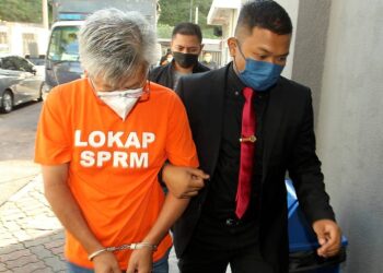 SALAH seorang suspek yang dibawa SPRM ke mahkamah bagi mendapatkan perintah tahanan reman membabitkan kes rasuah di Mahkamah Majistret Johor Bahru. -UTUSAN/BAAZLAN IBRAHIM