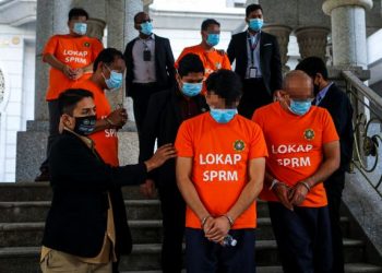 LIMA suspek yang didakwa terlibat skandal rasuah berkaitan Minyak Gred Berat dibawa SPRM untuk permohonan reman di Mahkamah Majistret Putrajaya hari ini. - FOTO/FAISOL MUSTAFA