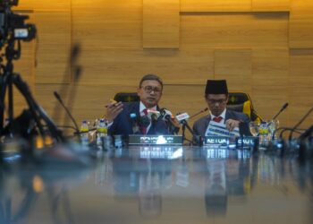 Mohd.  Ekhwan Toriman (kiri) Adnan Husin dalam sidang akhbar pengumuman keputusan peperiksaan STPM 2021, di Ibu Pejabat MPM hari ini. - UTUSAN/SHIDDIEQIIN ZON