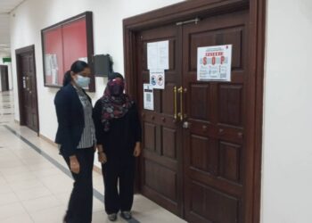 DINA Azanina Morshidi (kanan) ketika dibawa untuk menghadapi pertuduhan gagal melaporkan rasuah yang diterimanya di Mahkamah Sesyen Kuching, Sarawak  hari ini.