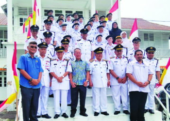 MOHD. Rashidi Mohd. Nor (empat dari kanan) bersama ahli-ahli Persatuan Bulan Sabit Merah (PBSM) selepas kempen derma darah di Dewan UMNO Pontian, kelmarin.