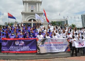 SUKARELAWAN SV bersama-sama kakitangan Majlis Bandaraya Iskandar Puteri dan Majlis Bandaraya Johor Bahru bersiap sedia dalam misi bantuan banjir di Dataran Bandaraya Johor Bahru. - FOTO/RAJA JAAFAR ALI