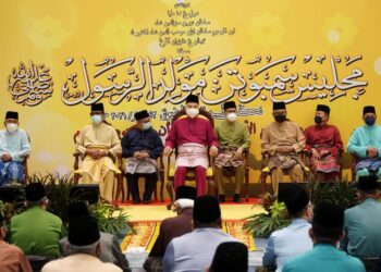 SULTAN Nazrin Muizzuddin Shah (tengah) pada Majlis Sambutan Maulidur Rasul negeri Perak di Masjid  Sultan Azlan Shah di Ipoh, Perak, hari ini.  - UTUSAN/ZULFACHRI ZULKIFLI