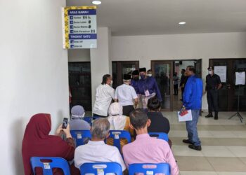 KHAIRY Jamaluddin bersalaman dengan salah seorang calon bebas sebelum memasuki Dewan Kenanga, Pejabat Daerah dan Tanah Petaling, Sungai Buloh.