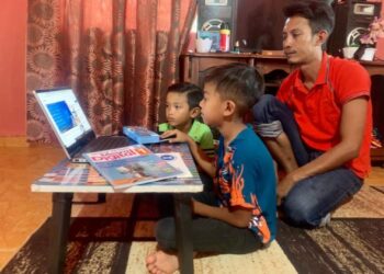 NOR Irwan Kamis memantau anak-anaknya belajar secara dalam talian di rumah mereka di Kampung Lama, Guar Sanji, Arau, Perlis baru-baru ini. – UTUSAN/MOHD. HAFIZ ABD. MUTALIB