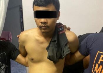 SUSPEK lelaki yang meragut beg tangan warga emas dalam kejadian di Jalan Tambatan kelmarin ditahan oleh anggota Bahagian Siasatan Jenayah Kota Tinggi, semalam.