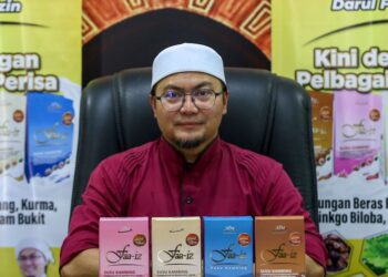 JAFRI Abu Bakar menunjukkan tiga variasi perisa produk susu kambing dan susu kambing asli jenama Faa-iz di KIDaF, Kampung Bukit Aping, Serdang, Kulim. – UTUSAN/SHAHIR NOORDIN