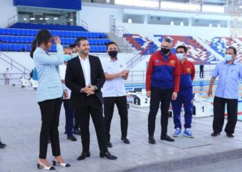 TUNKU Ismail Sultan Ibrahim (dua dari kiri) dan isteri, Che' Puan Khaleeda Bustamam (kiri) berkenan melawat Pusat Akuatik, Arena Larkin, Johor Bahru, Johor. - FACEBOOK HRH CROWN PRINCE OF JOHOR