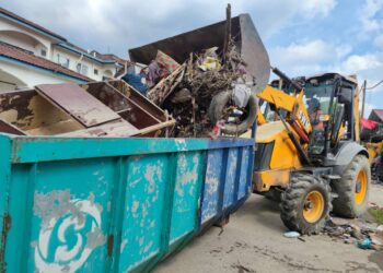 SWM Environment melakukan kerja-kerja pembersihan pasca banjir di 11 kawasan di daerah Alor Gajah dan Melaka Tengah, Melaka. 