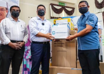 Pengurus Besar Korporat SWM Environment, Mohd. Norlizam Mohd. Nordin (kanan), mewakili pihak pengurusan SWM Environment menyerahkan sumbangan barangan kepada Ketua Menteri Melaka, Datuk Seri Sulaiman Md. Ali dalam satu majlis di Dewan Seri Bendahara, Ayer Keroh, Melaka.