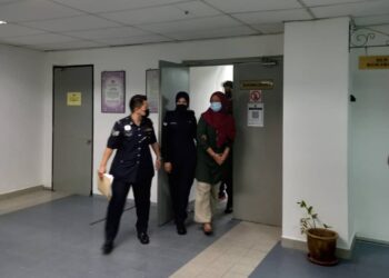 SHARIFAH Mazlan dibawa keluar dari Mahkamah Sesyen Ampang selepas didakwa atas tuduhan menganiaya seorang kanak-kanak lelaki OKU berusia enam tahun. UTUSAN/NORLIZAH ABAS.