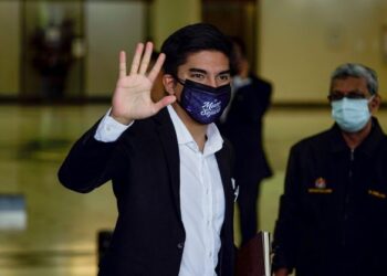 SYED Saddiq Syed Abdul Rahman hadir di Kompleks Mahkamah Kuala Lumpur bagi sebutan kes tuduhan pecah amanah dana sebuah parti politik berjumlah RM 1 juta dan salah guna wang sumbangan RM 120,000 untuk kempen PRU14 di sini hari ini. -UTUSAN/AMIR KHALID