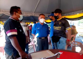 SAARANI Mohamad  (tengah) mendengar aduan rakyat pada Program Moh Mengopi di Kampung Tawai, Gerik, Perak hari ini. - FOTO/WAT KAMAL ABAS