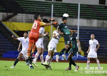 AKSI pemain Melaka (jersi hijau) ketika menentang Sabah dalam perlawanan Liga Super di Stadium Likas, Kota Kinabalu malam tadi. - IHSAN MELAKA UNITED