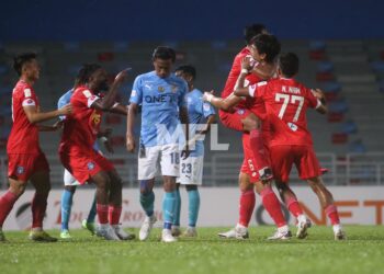 PEMAIN Sayap PJ City  Khyril Muhymeen tertunduk kecewa selepas pasukan Sabah berjaya menjaringkan gol pembukaan pada aksi pertama kumpulan D Piala Malaysia di Stadium MBPJ, malam ini.