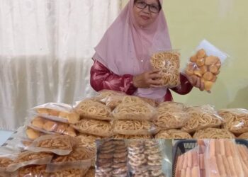 Pemilik syarikat Salinan Enterprise, Toring @ Salinan Banang, menunjukkan aneka kuih muih tradisional masyarakat Sabah.