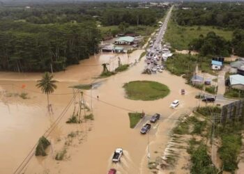 Keadaan banjir di simpang jalan utama menuju ke Kota Marudu, Sabah, semalam. – Gambar Media Sosial