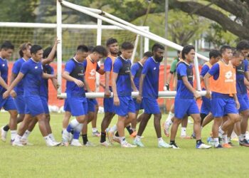 PEMAIN Sabah menjalani latihan di Kota Kinabalu kelmarin dalam persiapan menghadapi PJ City pada aksi pembukaan Piala Malaysia, Isnin depan. - IHSAN SABAH FC