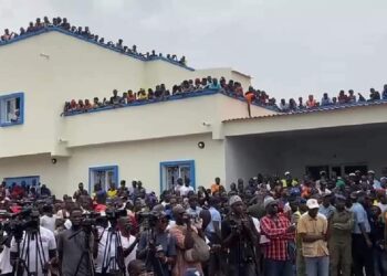 MEDIA dan penduduk tempatan hadir untuk melihat Sadio Mane merasmikan hospital di Bambali, wilayah Sedhiou semalam.