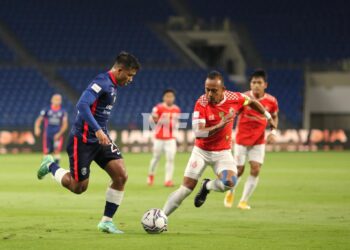 PEMAIN Sayap JDT, Safawi Rasid cuba melepasi kawalan kapten Kelantan FC  Zubir Azmi dallam aksi Kumpulan D Piala Malaysia di Stadium Sultan Ibrahim, malam ini.