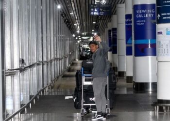 SAFAWI Rasid berlepas ke Portugal untuk menyertai kelab Portimonense SC di KLIA, Sepang hari ini. - FAISOL MUSTAFA