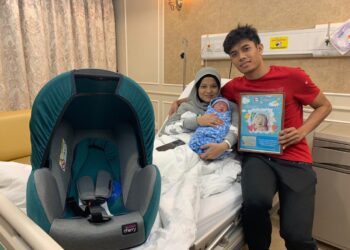 Muhammad Syafiq Ahmad bersama isterinya, Nor Amalina Norain yang selamat melahirkan anak kedua mereka di Hospital Pakar KPJ Puteri, Johor Bahru semalam.