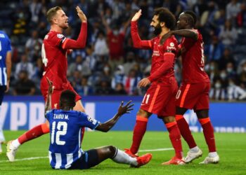 TIGA hari selepas meledak gol ke-100 Liga Perdana bersama Liverpool, Mohamed Salah menambah dua lagi jaringan ketika membantu Reds menang 5-1 di Porto. - AFP