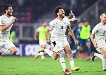 MOHAMED Salah (tengah) meraikan kejayaan Mesir melangkah ke final Piala Negara-Negara Afrika selepas menyingkirkan Cameroon di Stadium Olembe, Yaounde semalam. - AFP