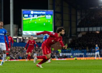 MOHAMED Salah (kiri) melakukan percubaan di depan penjaga gol Everton, Jordan Pickford dalam perlawanan Liga Perdana Inggeris di Goodison Park, Liverpool semalam.