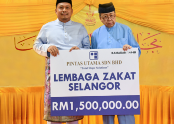 SULTAN Selangor mencemar duli menerima penyerahan zakat daripada Zainudin Karjan.