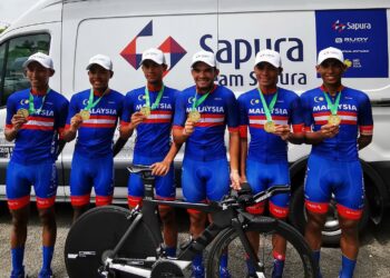 TEAM Sapura Cycling mengungguli acara ujian masa berpasukan lelaki dalam Kejohanan Lebuh Raya Kebangsaan 2020 di Melaka hari ini.  – TEAM SAPURA CYCLING