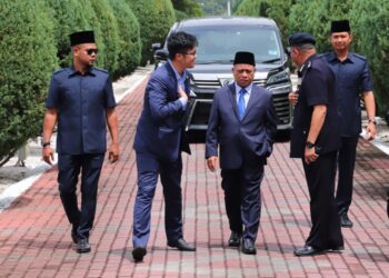 SAARANI Mohamad (tengah) dan Ahli Jawatankuasa Tertinggi Pusat DAP, Howard Lee Cuan How (dua dari kiri) selepas menghadap Sultan Nazrin Muizzuddin Shah di Istana Kinta di Ipoh hari ini. - UTUSAN/MUHAMAD NAZREEN SYAH MUSTHAFA