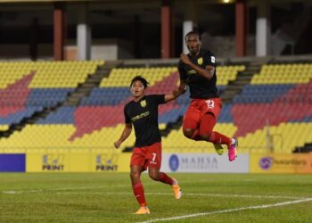 PEMAIN Sarawak United meraikan kejayaan menumpaskan  Kuching City kelmarin. 0- IHSAN SARAWAK UNITED