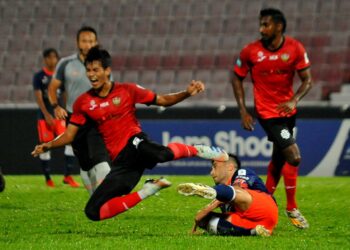 PERTAHANAN Sarawak United, Muhammad Zahril Azri Zabri diasak penyerang JDT II, Fernando Rodriguez dalam perlawanan Liga Perdana di Tan Sri Hassan Yunos, Larkin malam ini. - UTUSAN/RAJA JAAFAR ALI