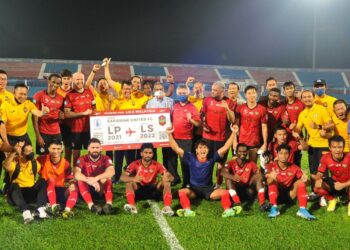 PEMAIN Sarawak United meraikan kejayaan muncul naib juara Liga Perdana selepas tamat perlawanan menentang JDT II di Stadium Tan Sri Hassan Yunos, Larkin kelmarin. – UTUSAN/RAJA JAAFAR ALI