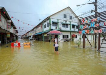 Penduduk bazar Siniawan di Kuching, Sarawak bersiap  dipindahkan ke PPS semalam. - UTUSAN/ALICIA JOHNY KUEH